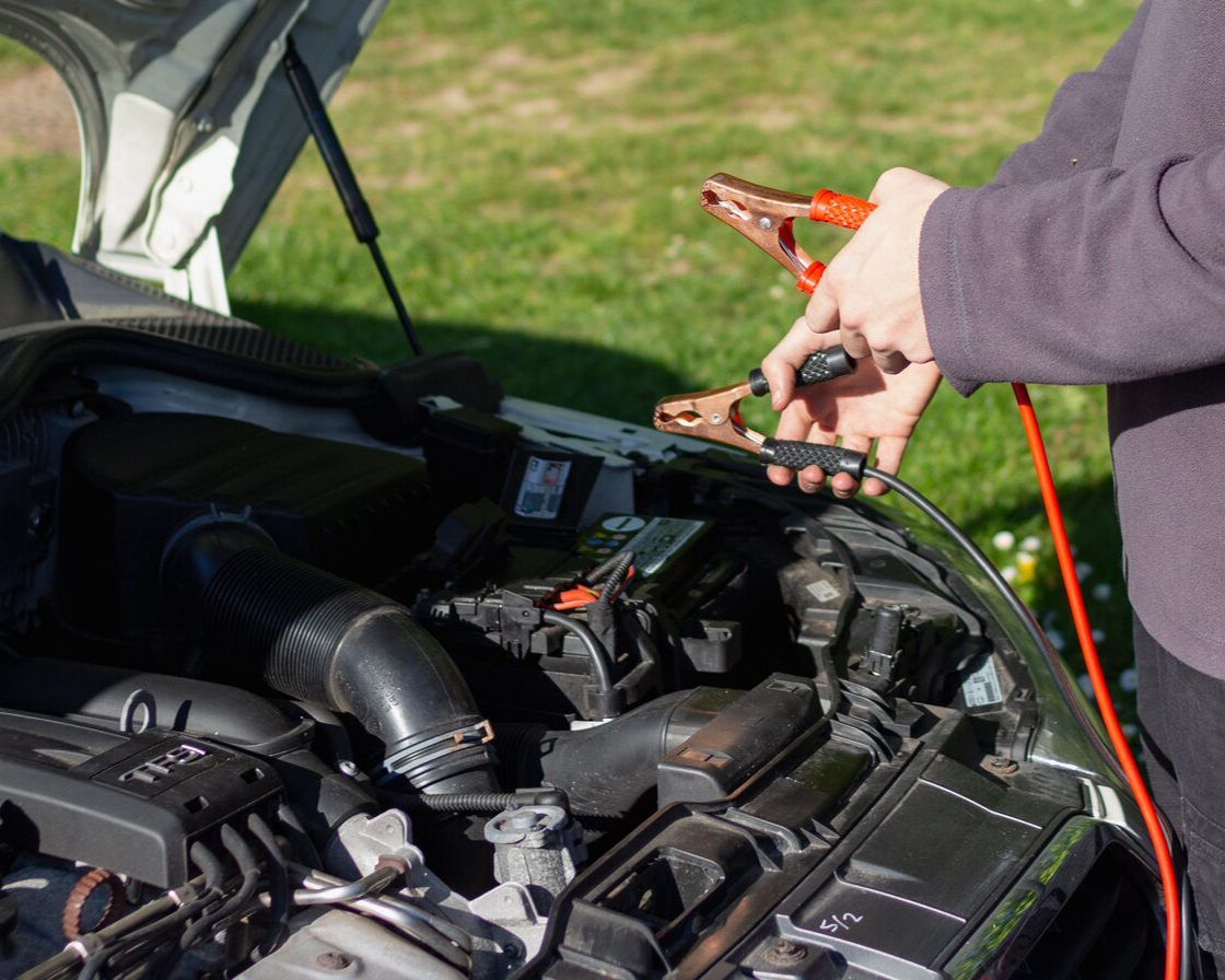 Автоэлектрик за работой